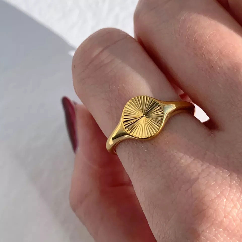Rizavelle | 18K Gold Sunburst Ring