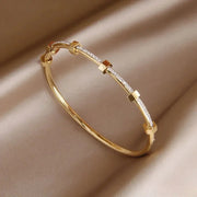 Chic Light-Design Golden Bracelet