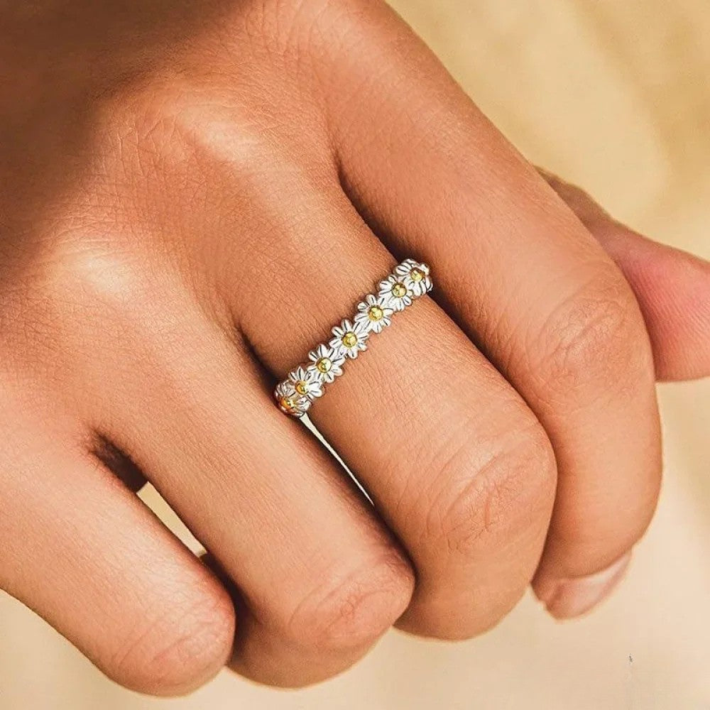 Adjustable Silver Ring Featuring Hand-Painted Enamel Daisy Design
